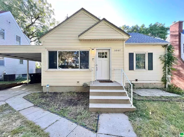 3207 Douglas St, Sioux City, IA 51104