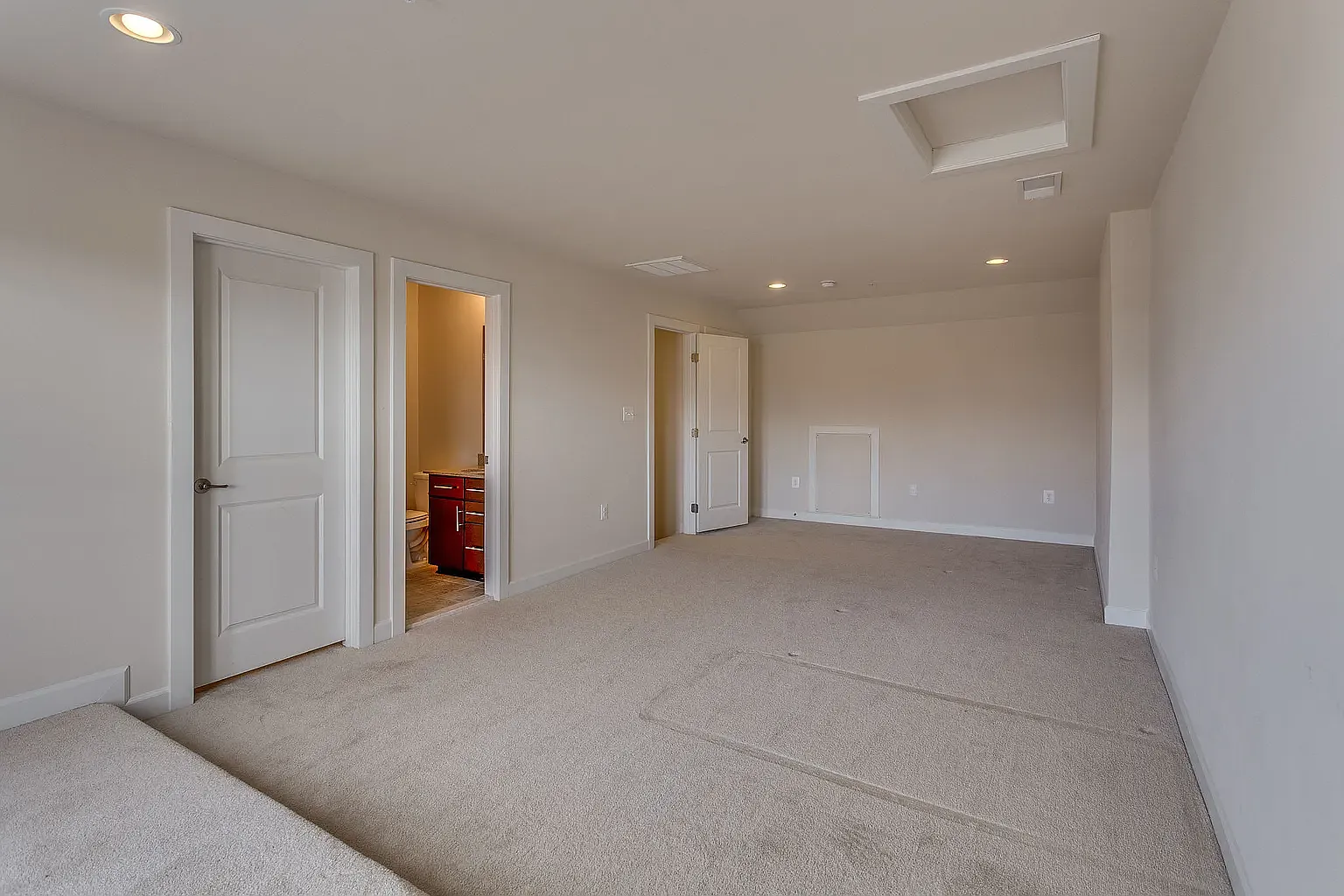 4 bed, 4.5 bath, 3400 sqft, $4,250 — Photo 4