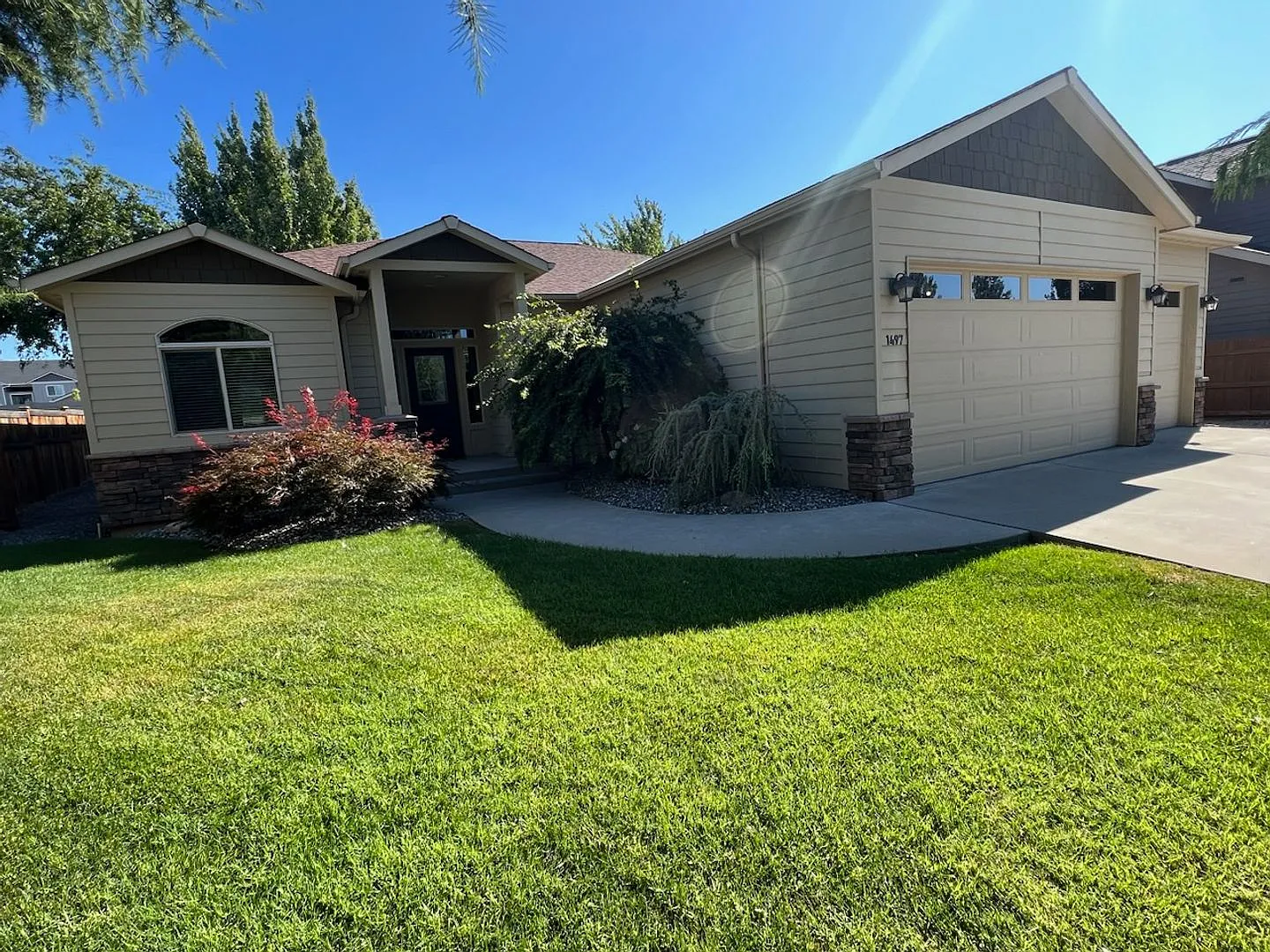 Beautiful 4 bed/2 bath home in excellent location, with a 3 car garage! — Photo 1