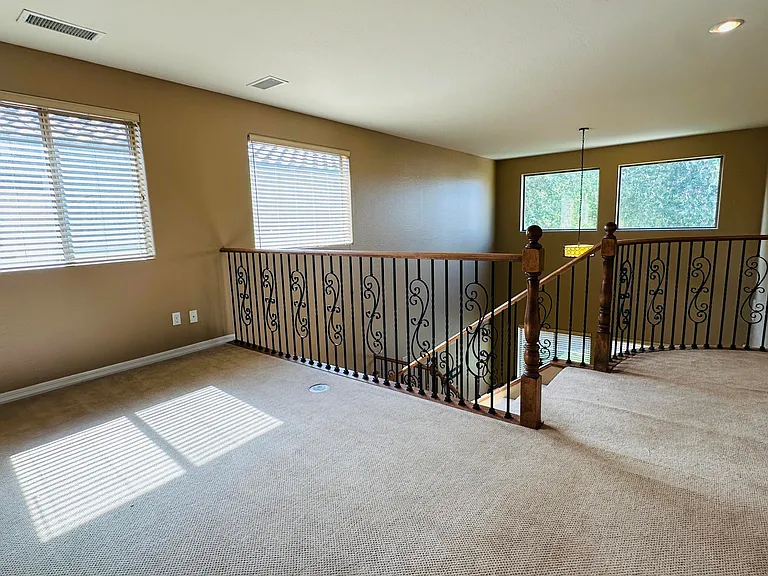 2138 W Marconi Ave — Photo 15