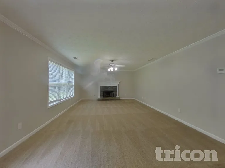 315 Avonlea Dr — Photo 2