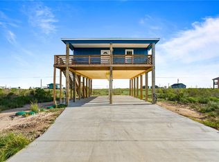 408 W Royal Oak Ln, Rockport, TX 78382