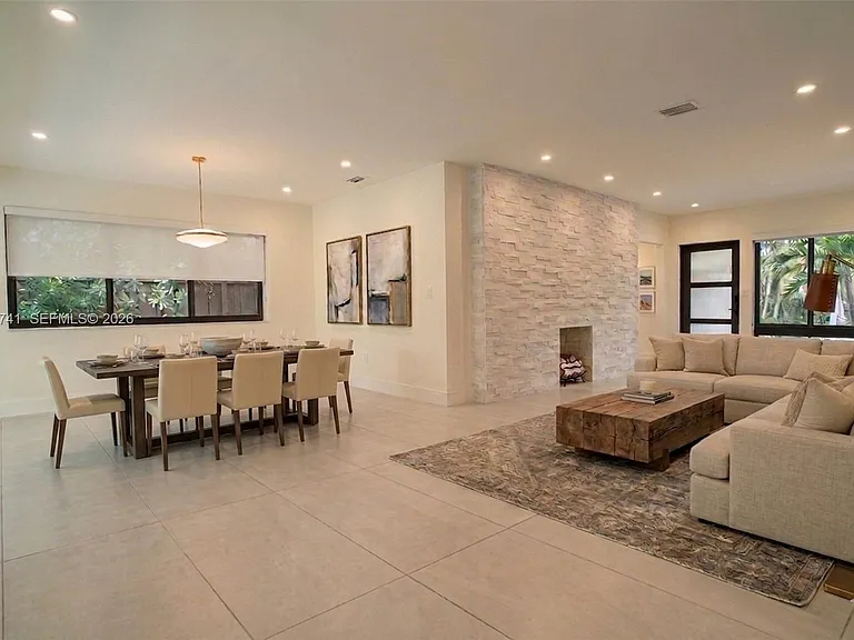 Carlyle Ave — Photo 22