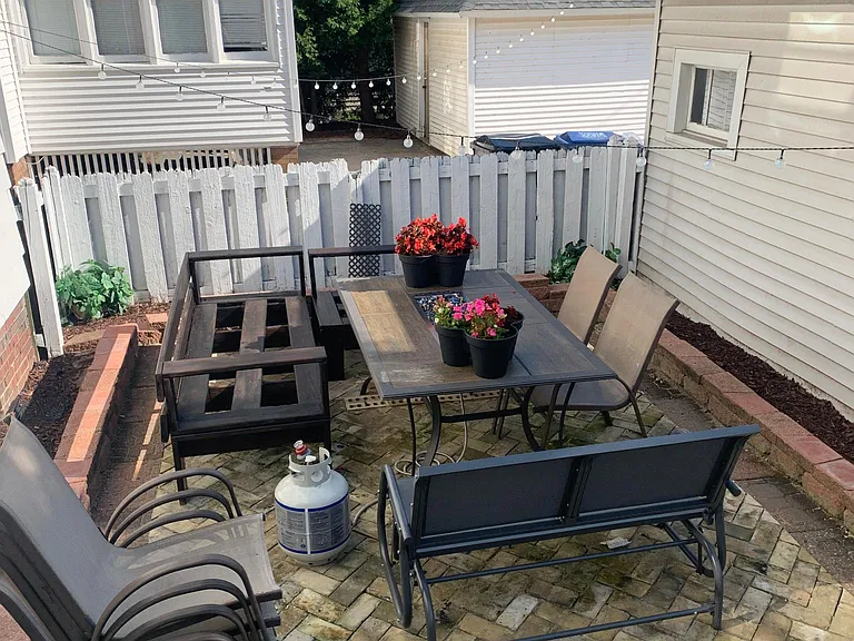 2824 N Maryland Ave — Photo 12