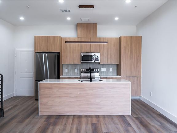 2nd image of 5614 Larkin #B