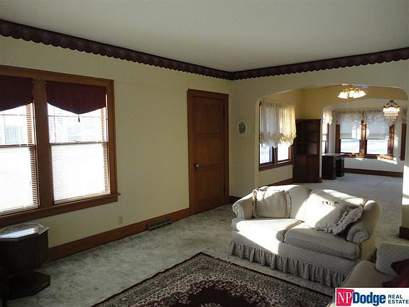 3rd image of 140 E 9th St