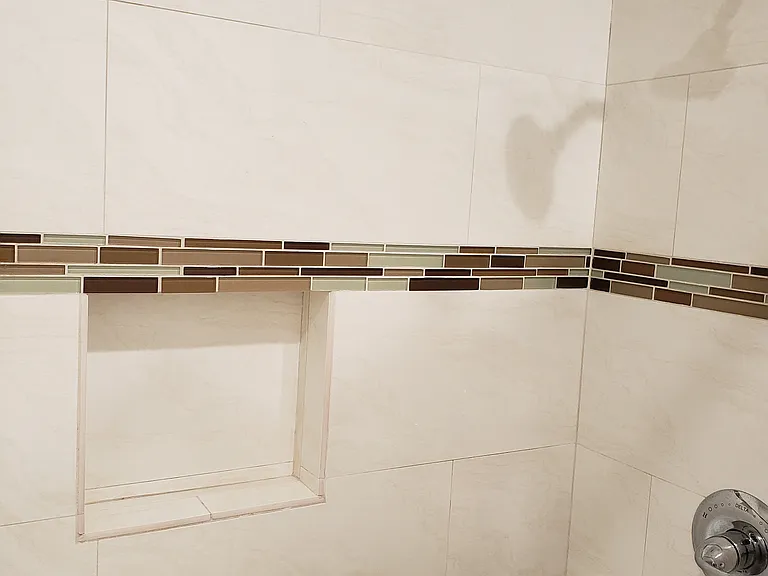 2nd Level - Bathtub with Shower