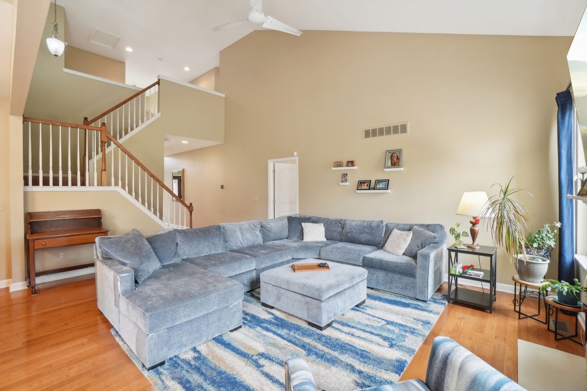 E Stonegate Cir-1904-005.jpg