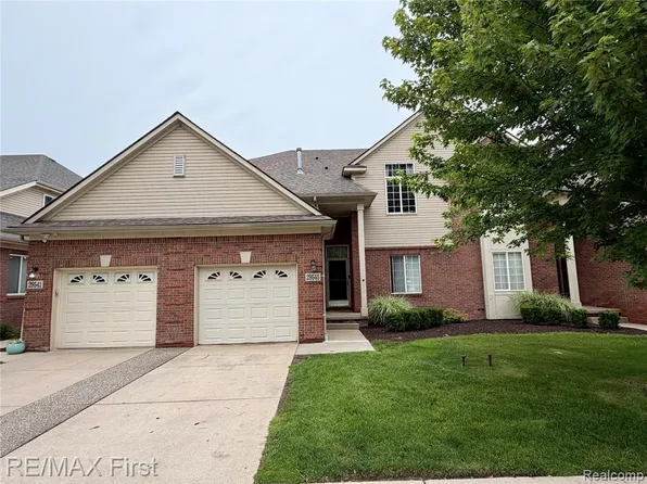 29400 Woodpark Cir, Warren, MI 48092