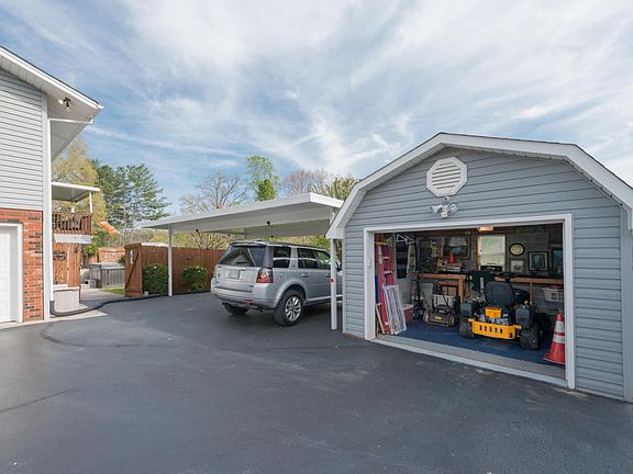 3rd image of 7613 Sagefield Dr
