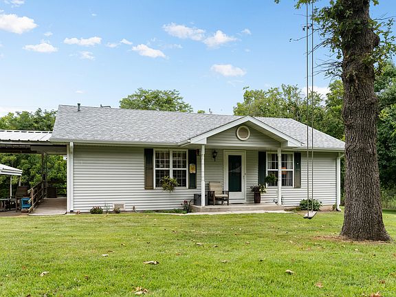 4th image of 951 Goldfinch Road