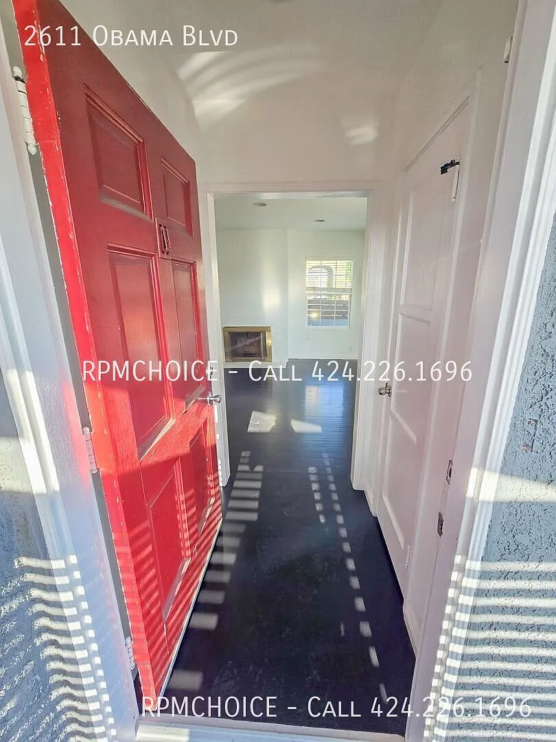 Large 3 bd main house +bonus rear house single family home — Photo 3