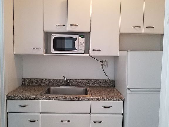 2nd image of 6226 N Clark St APT 2D