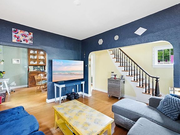 5th image of 414 Banfil St