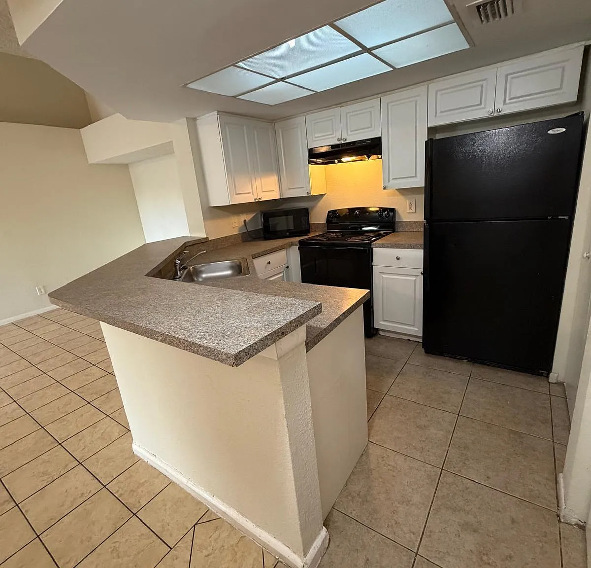 3 bed, 2.0 bath, 1263 sqft, $2,400 — Photo 4