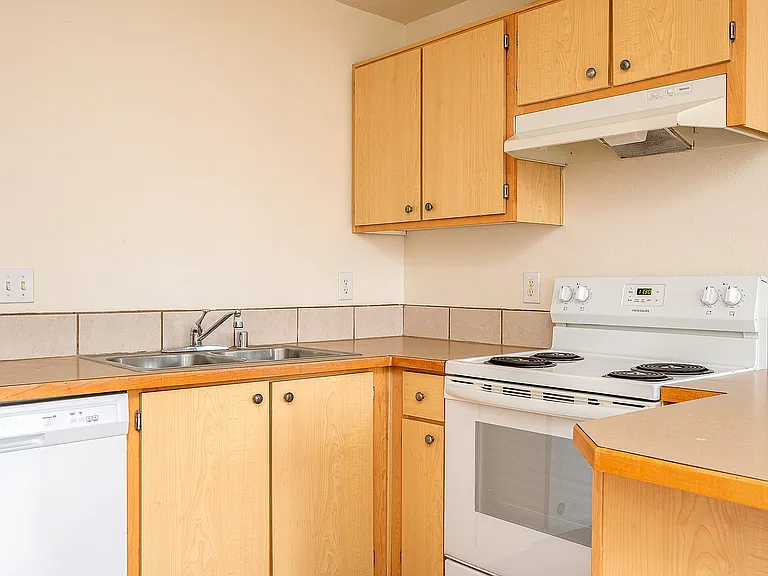 Corporate Woods Apartments — Photo 12