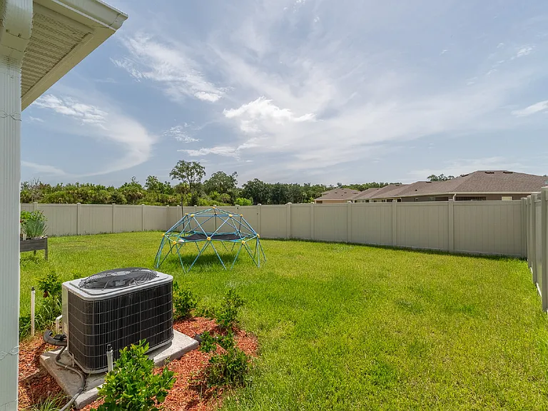 1075 Trinity St — Photo 28