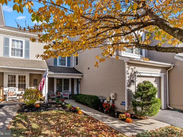 3 Sparrow Walk, Newtown, PA 18940