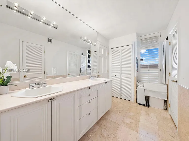 2575 S Bayshore Dr #11B — Photo 16