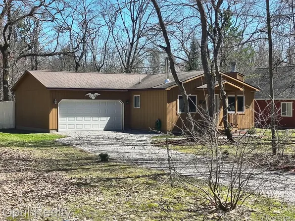 207 Butterfield Ln, Houghton Lake, MI 48629