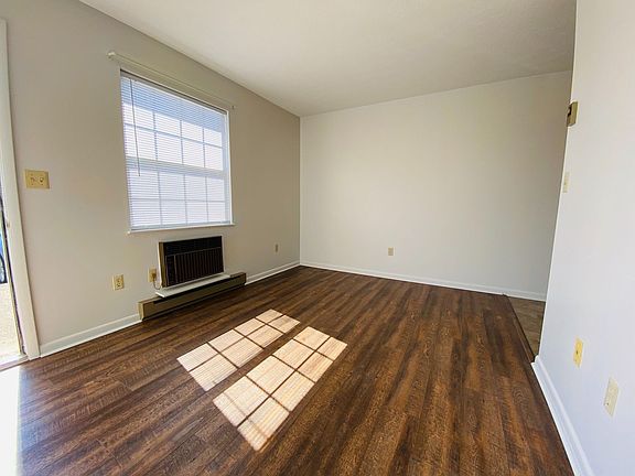2nd image of 946 Vine St APT A