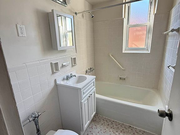 5th image of 2355 E 12th St #3Z