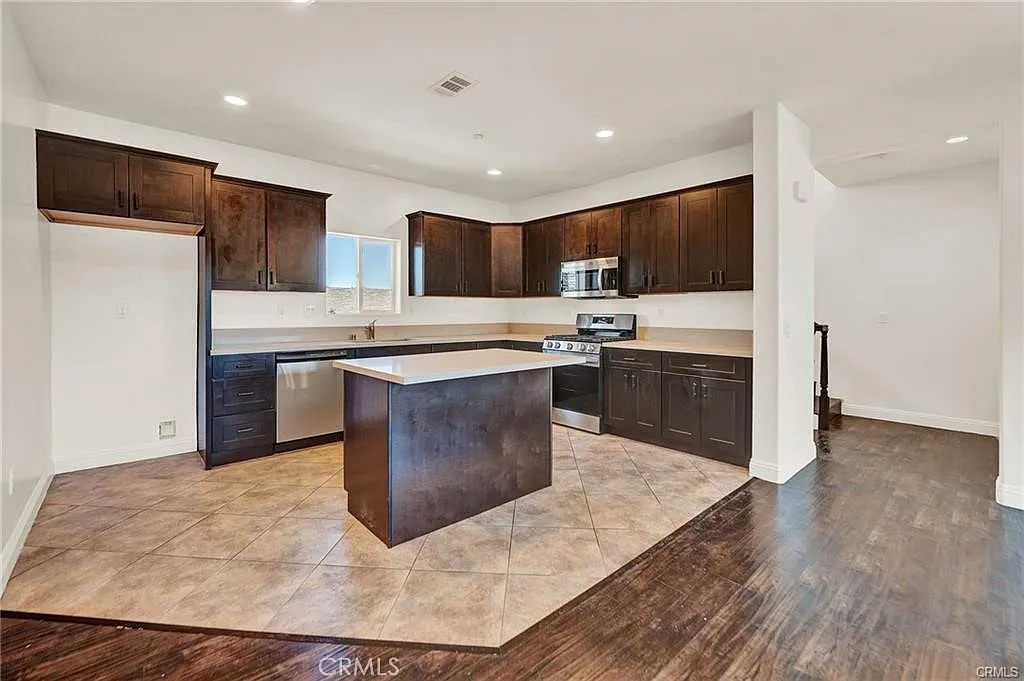 2 bed, 2.5 bath, 1400 sqft, $2,750 — Photo 3