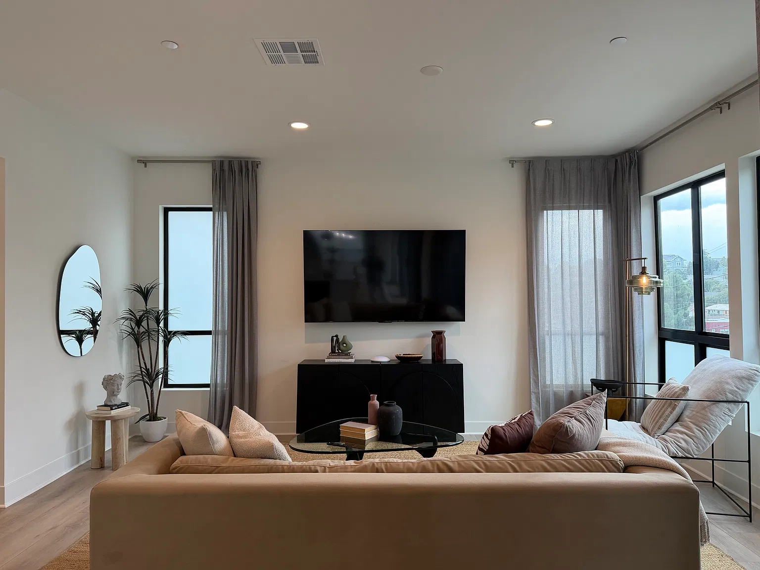 3 bed, 3.5 bath, 2127 sqft, $8,500 — Photo 2