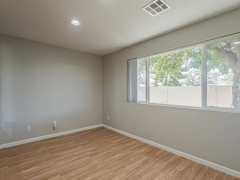 613 W 15th St — Photo 28