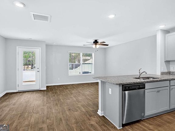 4th image of 215 Coneflower Rd