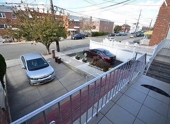 4th image of 1024 Throgmorton Ave
