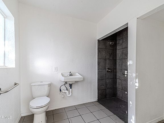 4th image of 704 N Campbell St