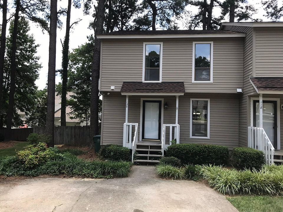 End unit duplex with fenced in backyard and private parking