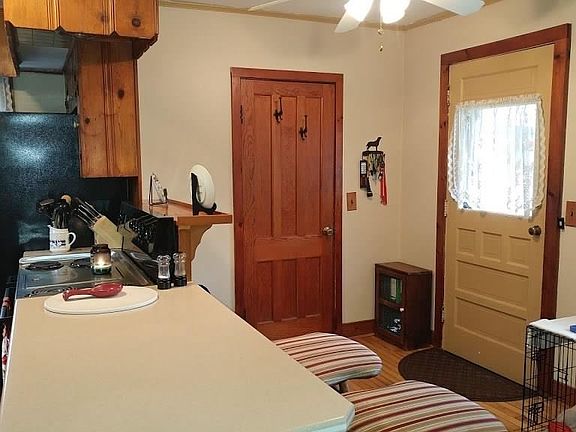 5th image of 415 Stafford St