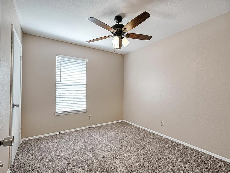 4906 Gladeview Dr — Photo 7