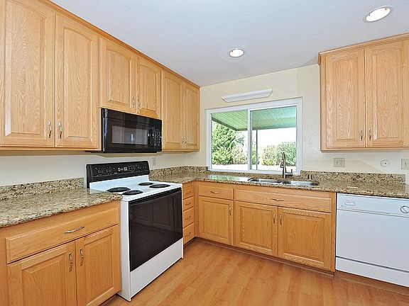 Kitchen w/granite counter to