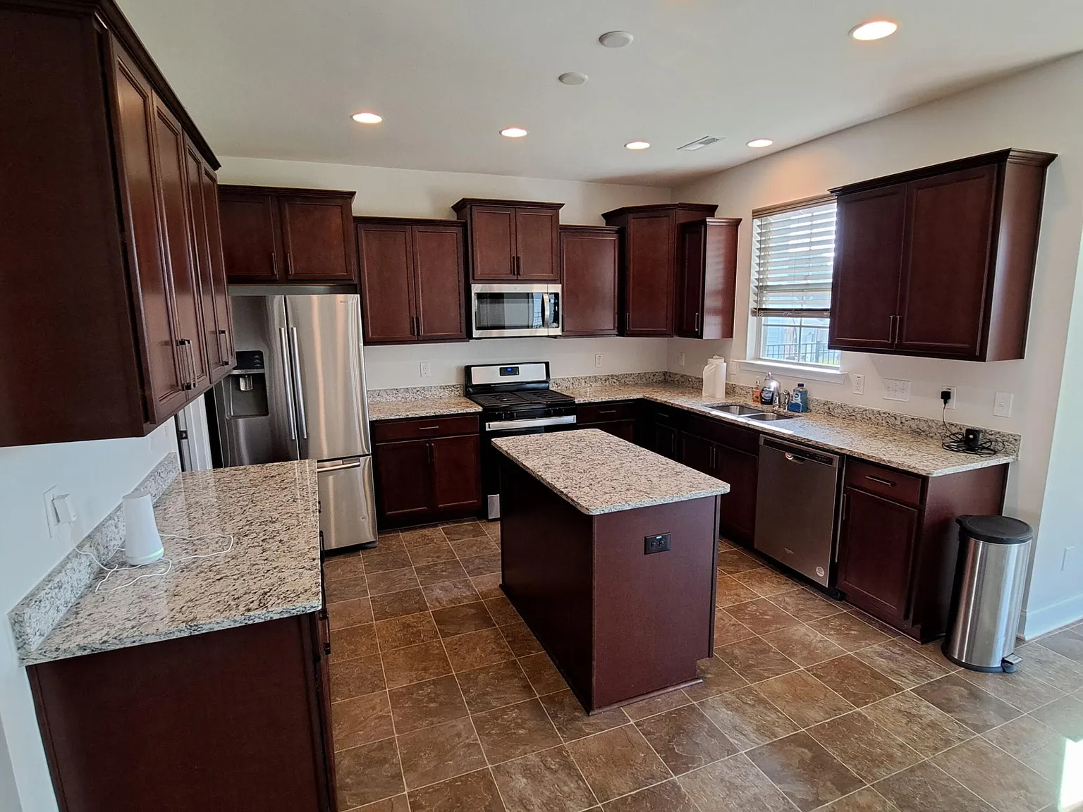 3 bed, 2.5 bath, 2300 sqft, $2,400 — Photo 3