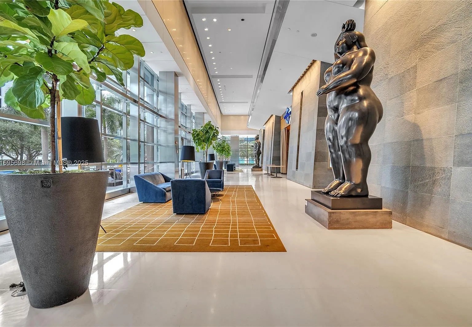 Millennium Tower Condomin — Photo 4