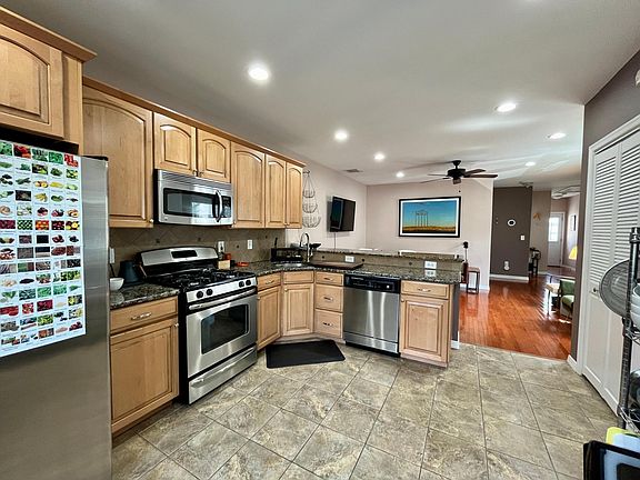 5th image of 84 Bloomfield Ave #2