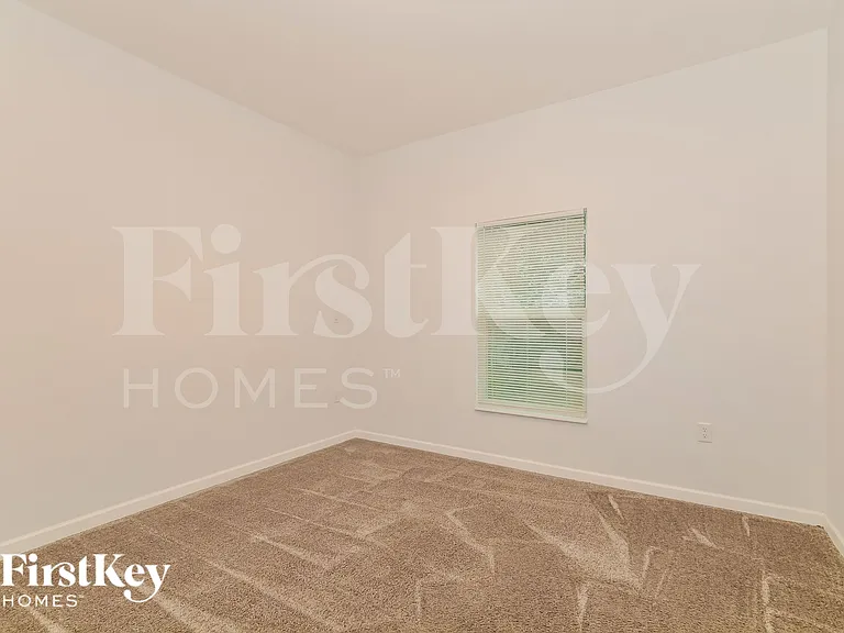 1050 E Lombardy Dr — Photo 9