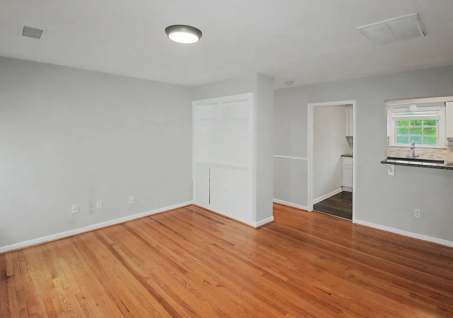 Charming Top-Floor 2-Bedroom Condo in Selwyn Village! — Photo 2