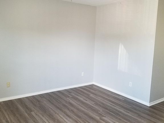 Living room (pic 2)