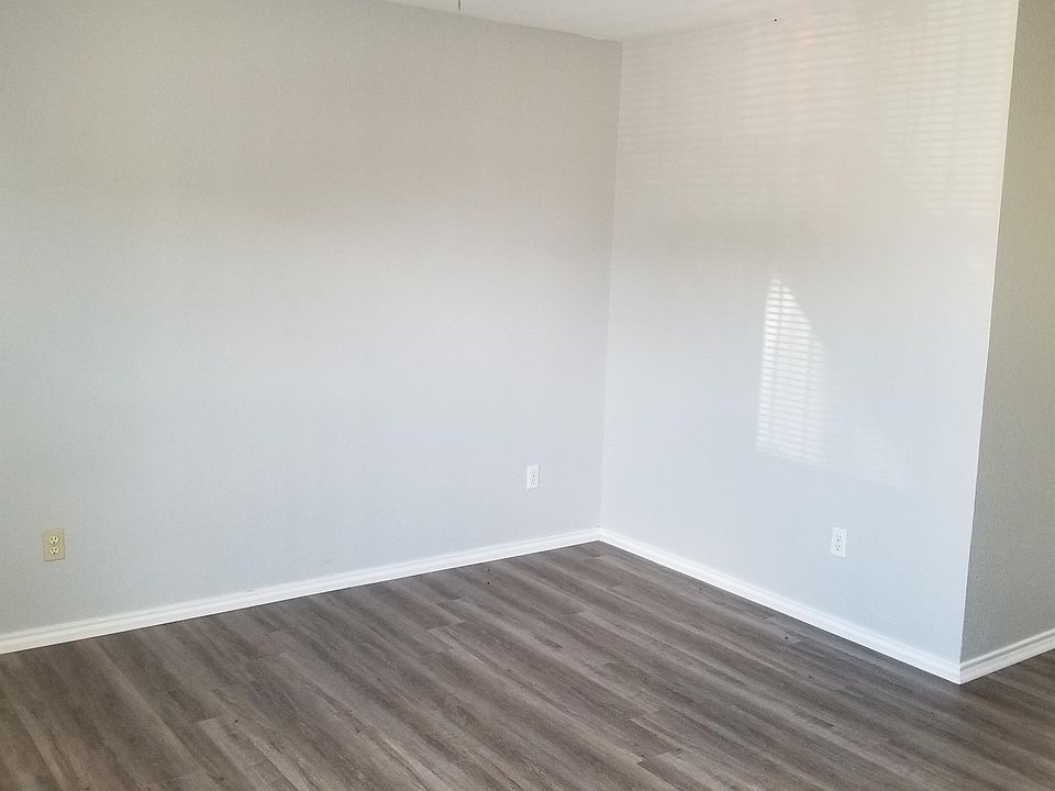 Living room (pic 2)