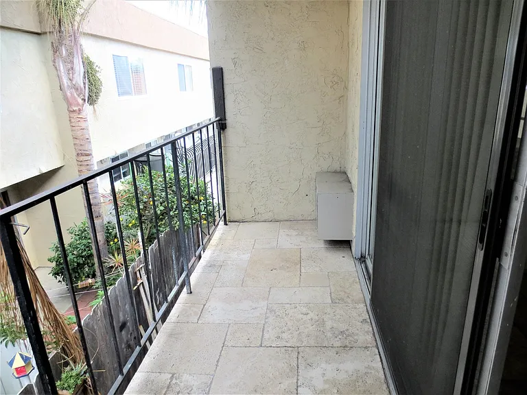 La Paloma Apartments — Photo 13