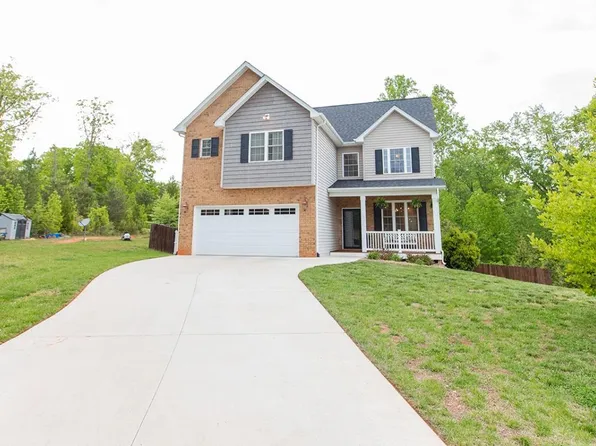 8 Benchmark Dr, Evington, VA 24550
