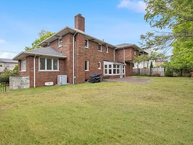 535 Summit St — Photo 30