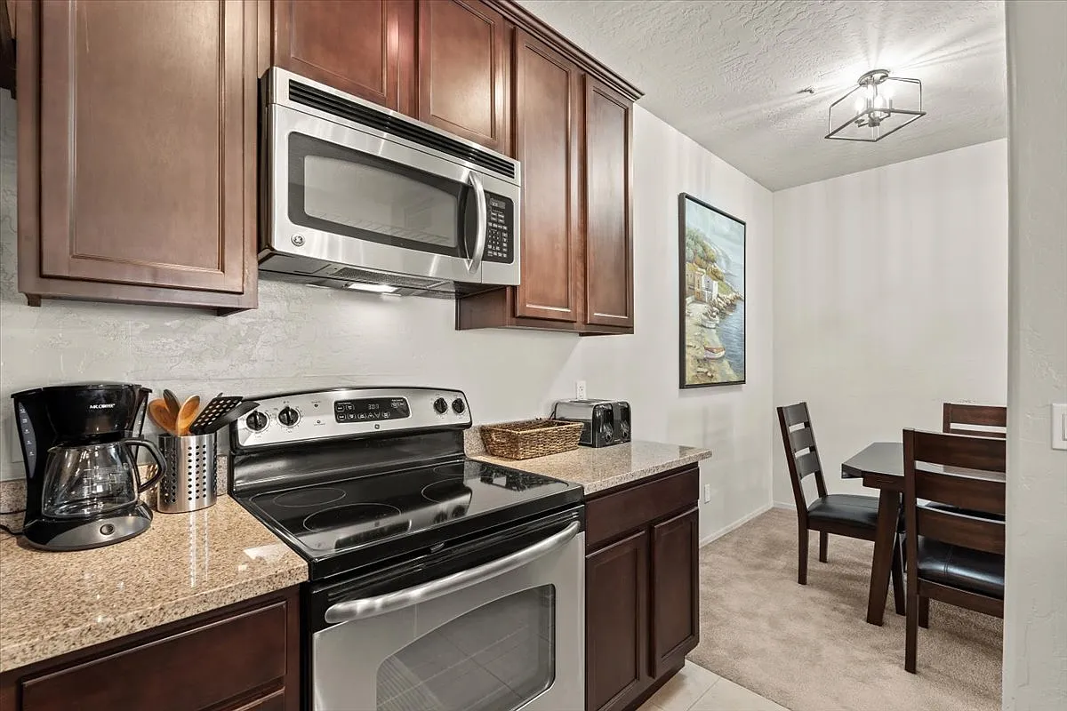 2 bed, 1029 sqft, $1,900 — Photo 4