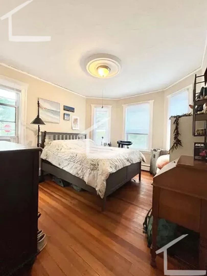 Rare Priced 3 bed in Brookline Don't miss out!! — Photo 4