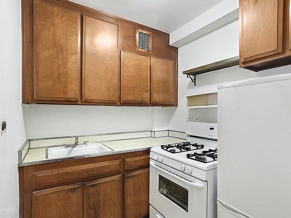 3rd image of 10 W 15th St APT 802