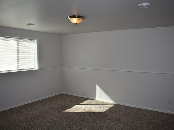 5th image of 433 Foxtail Dr E